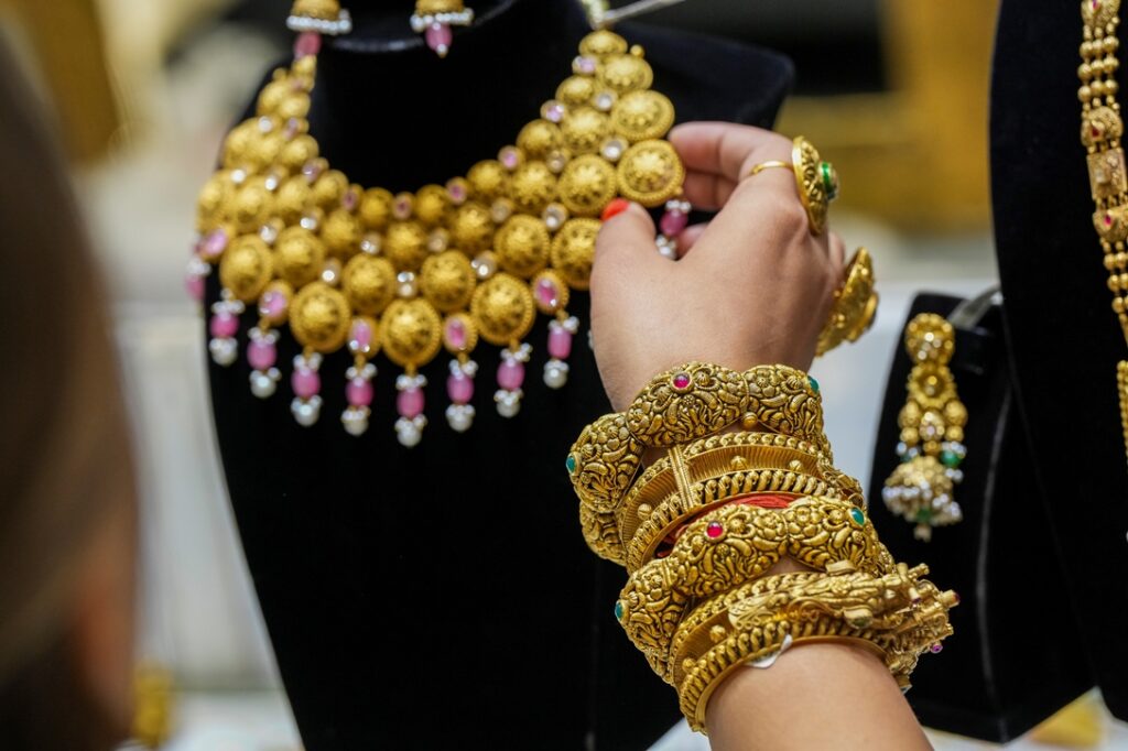 Gold climbs Rs 1,500 to Rs 1,27,300/10g on renewed safe-haven buying globally
