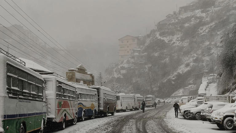 Srinagar–Jammu Highway Partially Restored After Two-Day Closure Due to Snowfall