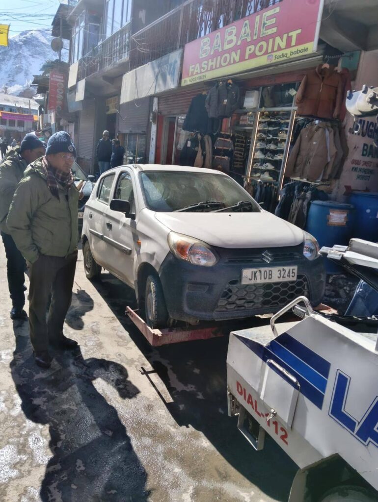 Traffic Police launches crackdown against wrong parking in Kgl market, 35 Vehicles fined, 3 seized