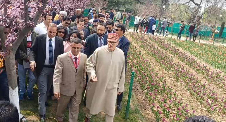Omar Abdullah Praises Early Tulip Bloom at Asia’s Largest Garden