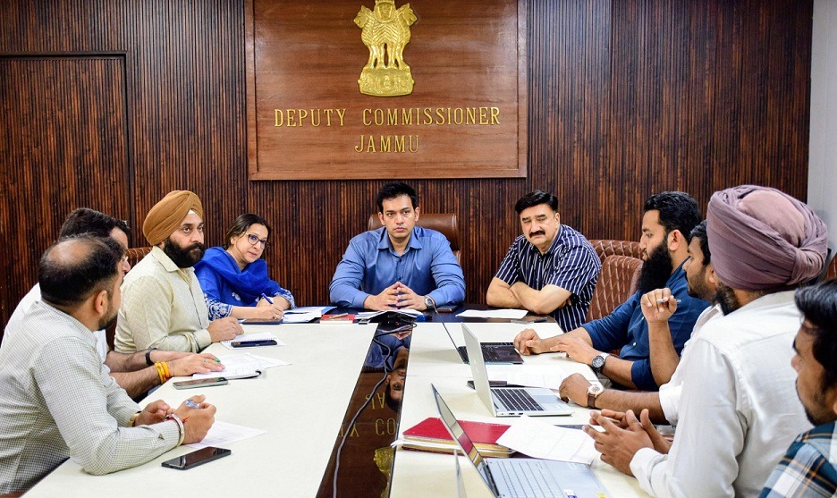 DM Rakesh Minhas chairs meet with LPG distributors, Oil marketing companies