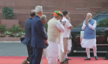 PM Modi Pays Tribute to Mahatma Jyotiba Phule at Prerna Sthal on 200th Birth Anniversary