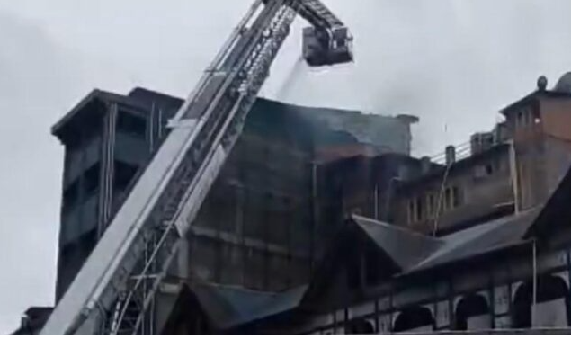 JK: Fire Breaks Out in Commercial Building Near Lal Chowk; 19 Gas Cylinders Safely Recovered
