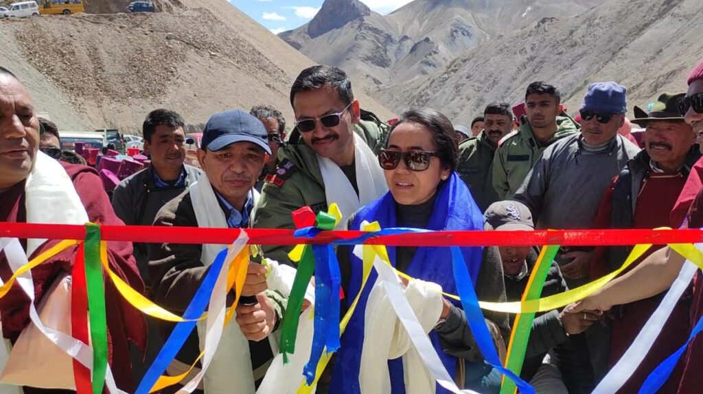 Traditional Welcome Gate inaugurated in Kargil’s Bodhkharboo, outgoing Headmistress felicitated