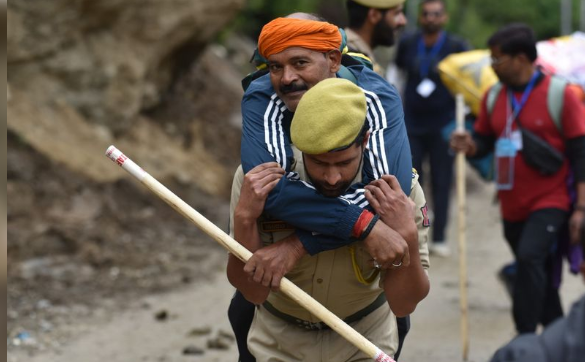 Anantnag Police Assist Amarnath Pilgrims Amid Rain, Help Elderly And Carry Luggage